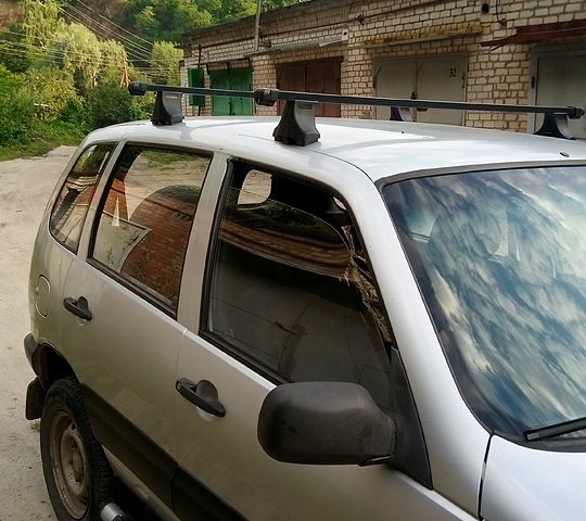 Серый Шевроле Нива, объемом двигателя 1.7 л и пробегом 233 тыс. км за 3600 $, фото 3 на Automoto.ua