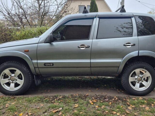 Серый Шевроле Нива, объемом двигателя 1.7 л и пробегом 97 тыс. км за 4400 $, фото 2 на Automoto.ua