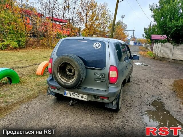Серый Шевроле Нива, объемом двигателя 1.7 л и пробегом 185 тыс. км за 4500 $, фото 2 на Automoto.ua