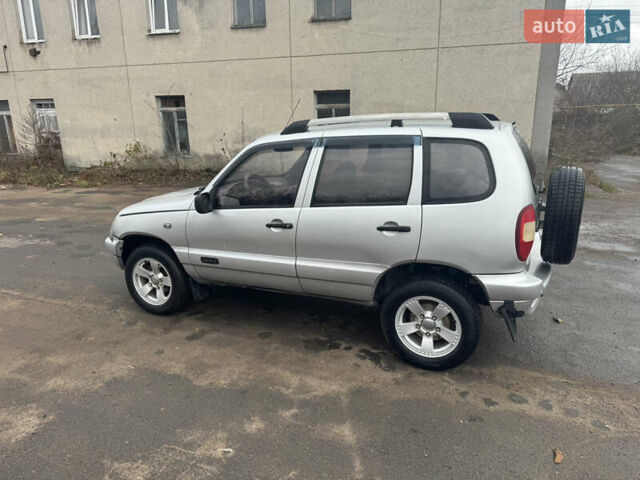 Сірий Шевроле Нива, об'ємом двигуна 1.69 л та пробігом 200 тис. км за 3200 $, фото 3 на Automoto.ua