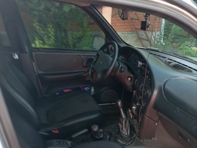 Серый Шевроле Нива, объемом двигателя 0 л и пробегом 230 тыс. км за 4500 $, фото 4 на Automoto.ua