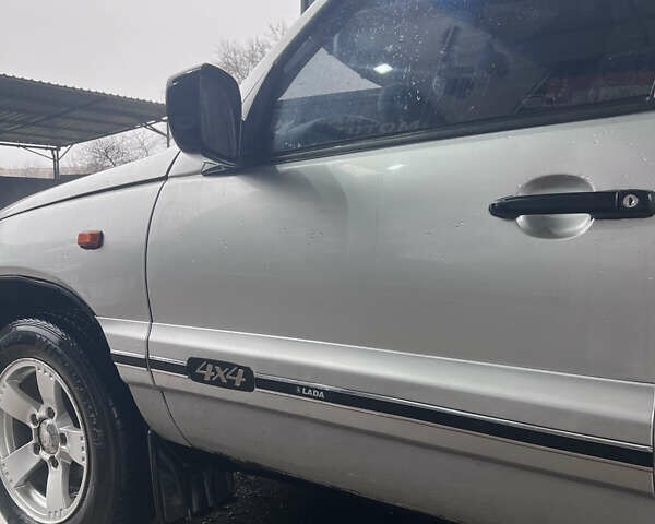 Серый Шевроле Нива, объемом двигателя 1.7 л и пробегом 114 тыс. км за 4300 $, фото 7 на Automoto.ua