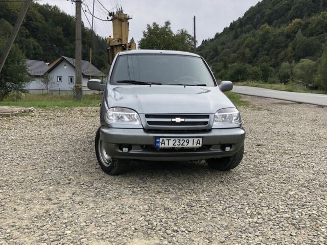 Серый Шевроле Нива, объемом двигателя 1.7 л и пробегом 250 тыс. км за 3799 $, фото 5 на Automoto.ua