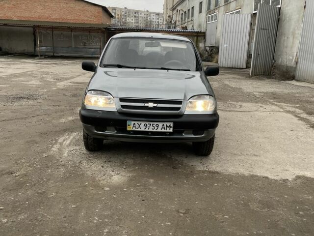 Серый Шевроле Нива, объемом двигателя 1.7 л и пробегом 111 тыс. км за 2999 $, фото 2 на Automoto.ua