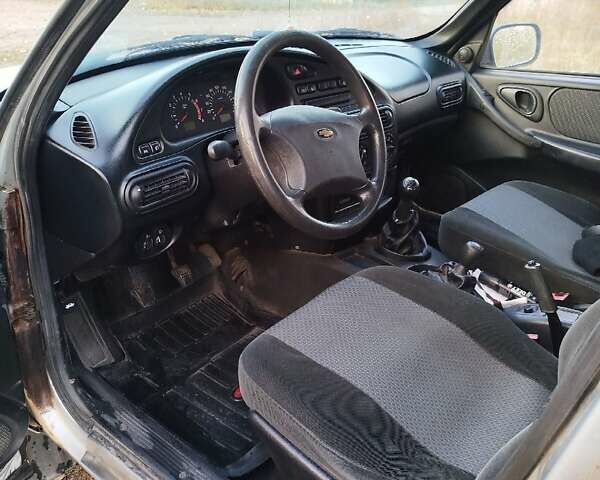 Сірий Шевроле Нива, об'ємом двигуна 1.7 л та пробігом 130 тис. км за 5500 $, фото 9 на Automoto.ua