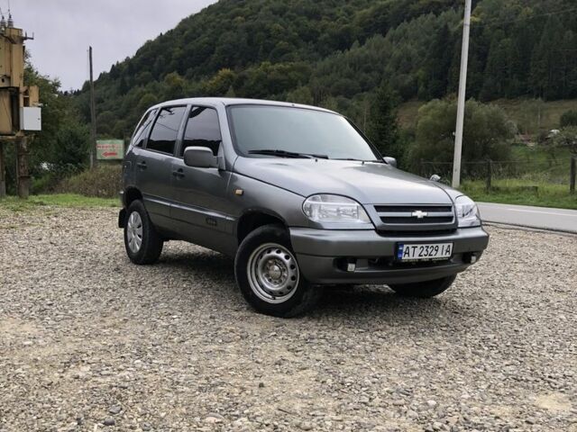 Серый Шевроле Нива, объемом двигателя 1.7 л и пробегом 250 тыс. км за 3799 $, фото 4 на Automoto.ua