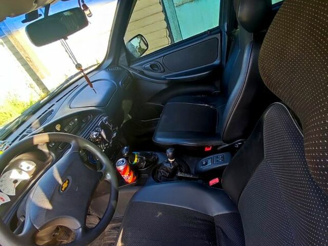 Серый Шевроле Нива, объемом двигателя 1.7 л и пробегом 300 тыс. км за 4500 $, фото 6 на Automoto.ua