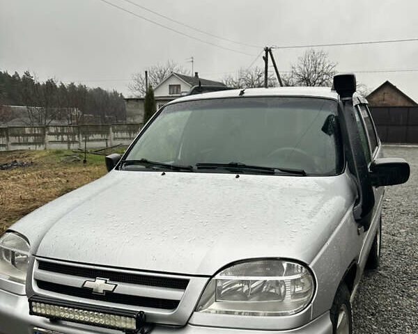 Серый Шевроле Нива, объемом двигателя 1.69 л и пробегом 277 тыс. км за 5200 $, фото 1 на Automoto.ua