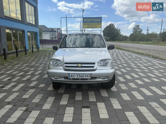 Серый Шевроле Нива, объемом двигателя 1.69 л и пробегом 200 тыс. км за 3500 $, фото 5 на Automoto.ua