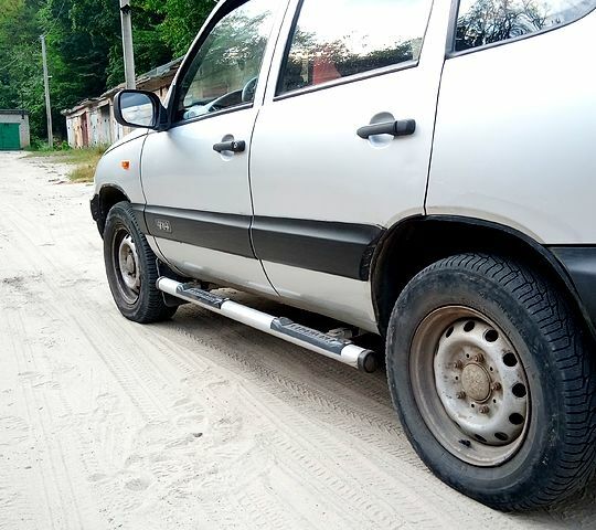 Серый Шевроле Нива, объемом двигателя 1.7 л и пробегом 233 тыс. км за 3600 $, фото 2 на Automoto.ua