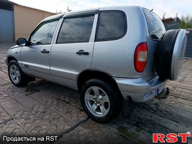 Серый Шевроле Нива, объемом двигателя 1.7 л и пробегом 300 тыс. км за 4500 $, фото 2 на Automoto.ua