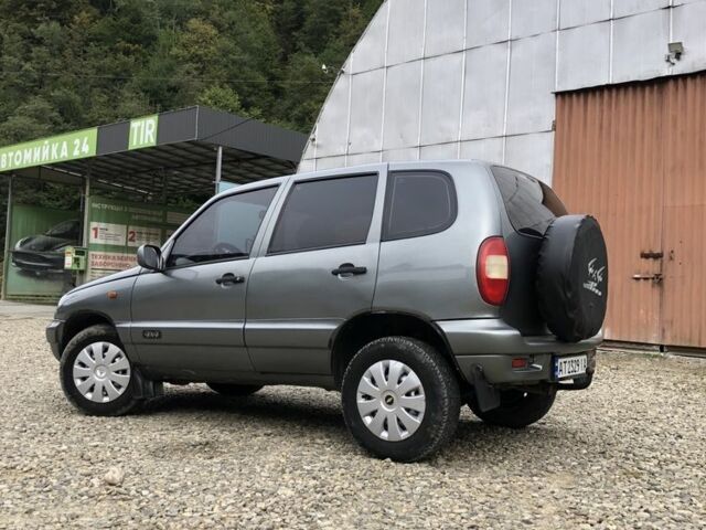 Серый Шевроле Нива, объемом двигателя 1.7 л и пробегом 250 тыс. км за 3799 $, фото 1 на Automoto.ua