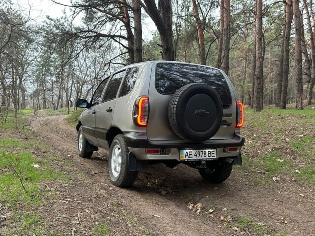 Сірий Шевроле Нива, об'ємом двигуна 0 л та пробігом 100 тис. км за 4200 $, фото 4 на Automoto.ua