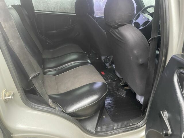 Серый Шевроле Нива, объемом двигателя 1.7 л и пробегом 120 тыс. км за 3300 $, фото 7 на Automoto.ua