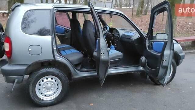 Серый Шевроле Нива, объемом двигателя 1.7 л и пробегом 83 тыс. км за 4500 $, фото 5 на Automoto.ua