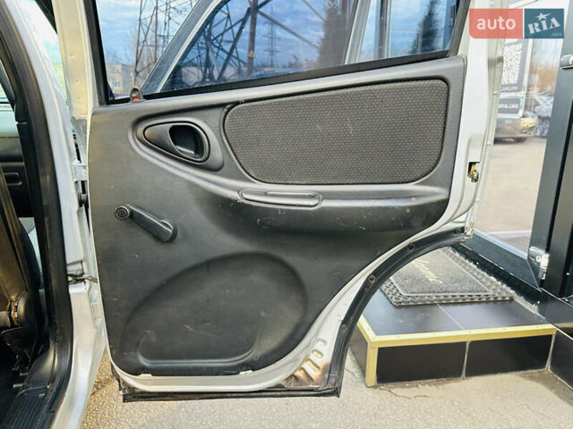 Сірий Шевроле Нива, об'ємом двигуна 1.7 л та пробігом 410 тис. км за 3850 $, фото 20 на Automoto.ua