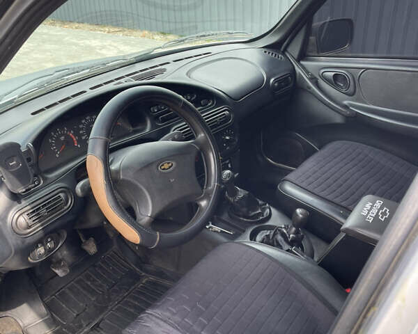 Серый Шевроле Нива, объемом двигателя 1.7 л и пробегом 140 тыс. км за 3800 $, фото 5 на Automoto.ua