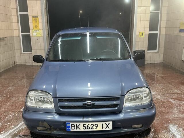 Сірий Шевроле Нива, об'ємом двигуна 1.7 л та пробігом 200 тис. км за 4600 $, фото 2 на Automoto.ua