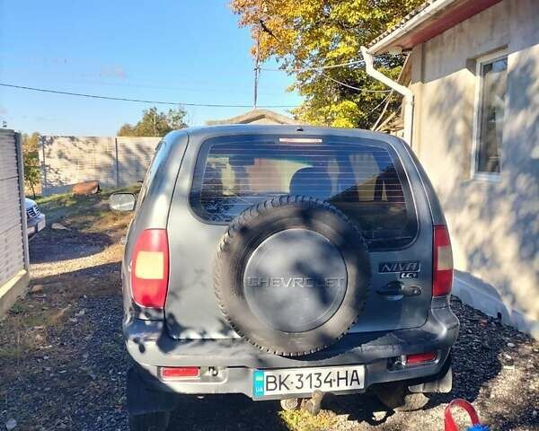 Серый Шевроле Нива, объемом двигателя 1.7 л и пробегом 270 тыс. км за 3000 $, фото 6 на Automoto.ua