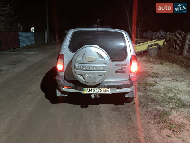 Серый Шевроле Нива, объемом двигателя 1.69 л и пробегом 175 тыс. км за 3000 $, фото 3 на Automoto.ua