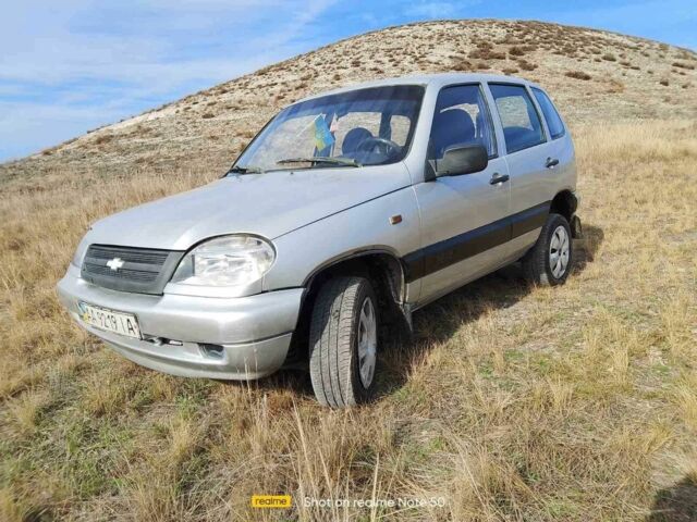 Сірий Шевроле Нива, об'ємом двигуна 1.7 л та пробігом 270 тис. км за 1900 $, фото 3 на Automoto.ua