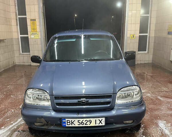 Сірий Шевроле Нива, об'ємом двигуна 1.69 л та пробігом 401 тис. км за 4600 $, фото 1 на Automoto.ua