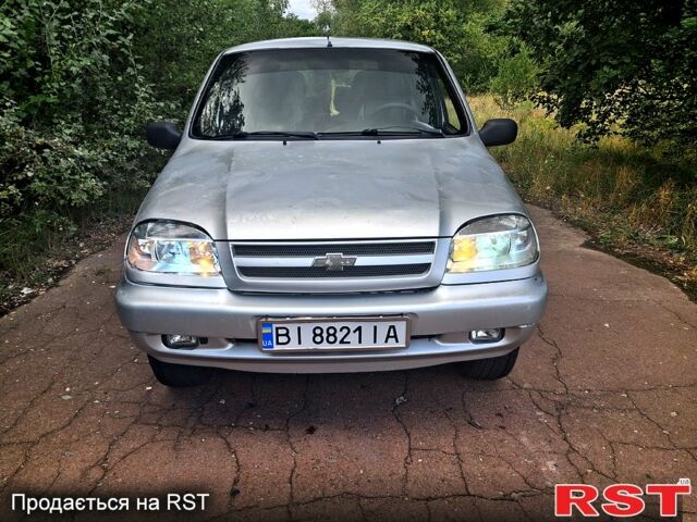 Сірий Шевроле Нива, об'ємом двигуна 1.7 л та пробігом 350 тис. км за 3300 $, фото 2 на Automoto.ua