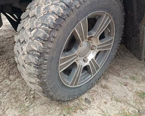 Серый Шевроле Нива, объемом двигателя 1.7 л и пробегом 193 тыс. км за 3000 $, фото 4 на Automoto.ua