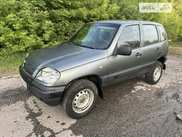 Серый Шевроле Нива, объемом двигателя 1.69 л и пробегом 195 тыс. км за 2400 $, фото 3 на Automoto.ua