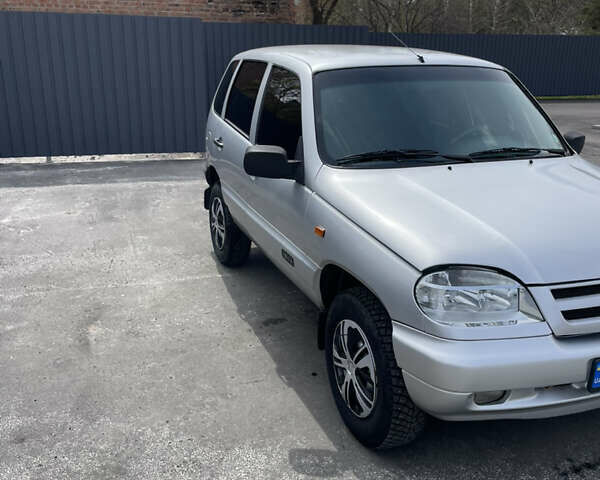 Серый Шевроле Нива, объемом двигателя 1.7 л и пробегом 140 тыс. км за 3800 $, фото 2 на Automoto.ua