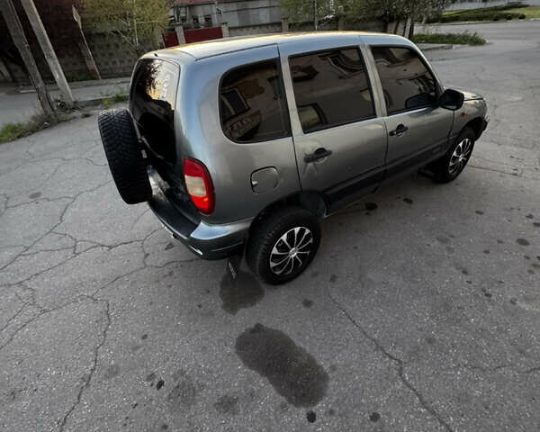 Сірий Шевроле Нива, об'ємом двигуна 1.7 л та пробігом 137 тис. км за 2700 $, фото 20 на Automoto.ua