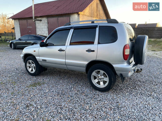 Серый Шевроле Нива, объемом двигателя 1.69 л и пробегом 270 тыс. км за 3350 $, фото 6 на Automoto.ua