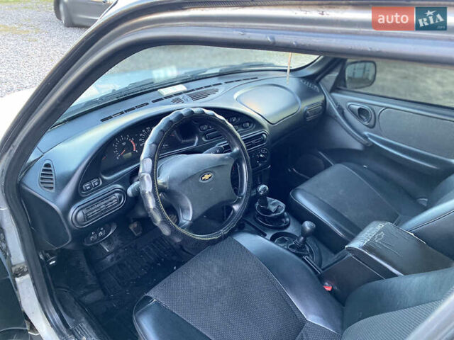 Серый Шевроле Нива, объемом двигателя 1.69 л и пробегом 270 тыс. км за 3350 $, фото 7 на Automoto.ua