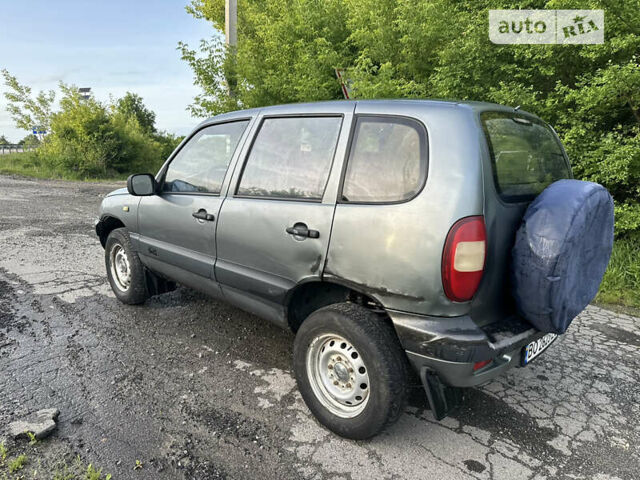 Серый Шевроле Нива, объемом двигателя 1.69 л и пробегом 195 тыс. км за 2400 $, фото 6 на Automoto.ua