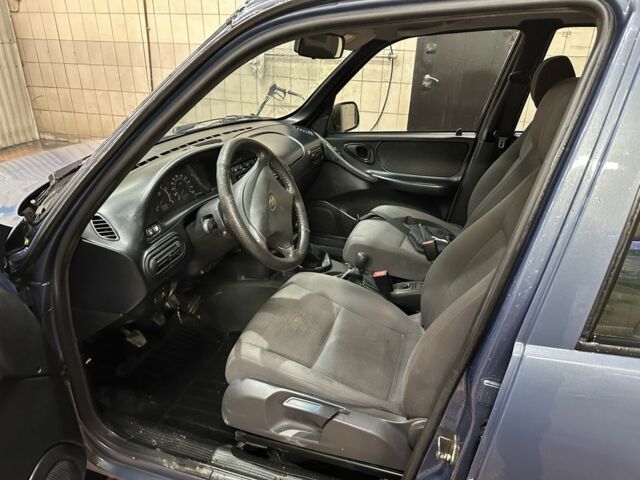 Сірий Шевроле Нива, об'ємом двигуна 1.7 л та пробігом 200 тис. км за 4600 $, фото 7 на Automoto.ua