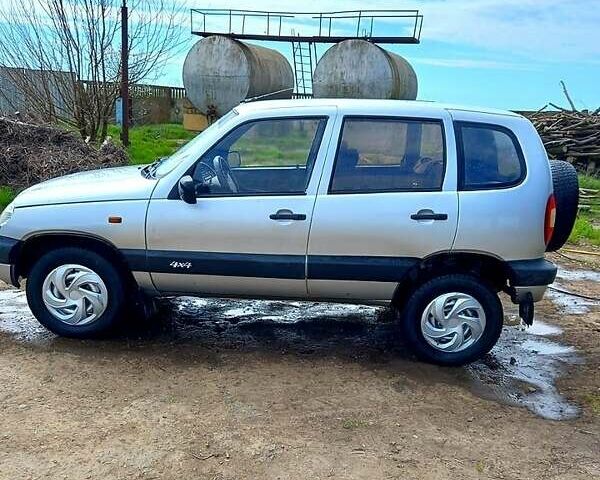 Серый Шевроле Нива, объемом двигателя 1.7 л и пробегом 220 тыс. км за 3500 $, фото 2 на Automoto.ua