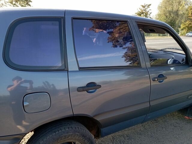 Серый Шевроле Нива, объемом двигателя 0 л и пробегом 210 тыс. км за 3500 $, фото 2 на Automoto.ua