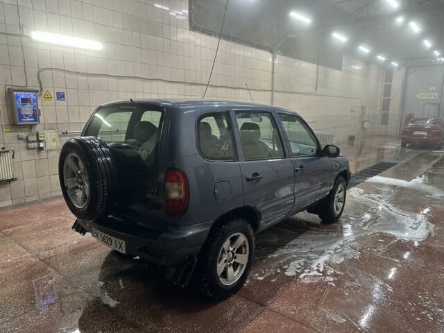 Сірий Шевроле Нива, об'ємом двигуна 1.7 л та пробігом 200 тис. км за 4600 $, фото 3 на Automoto.ua