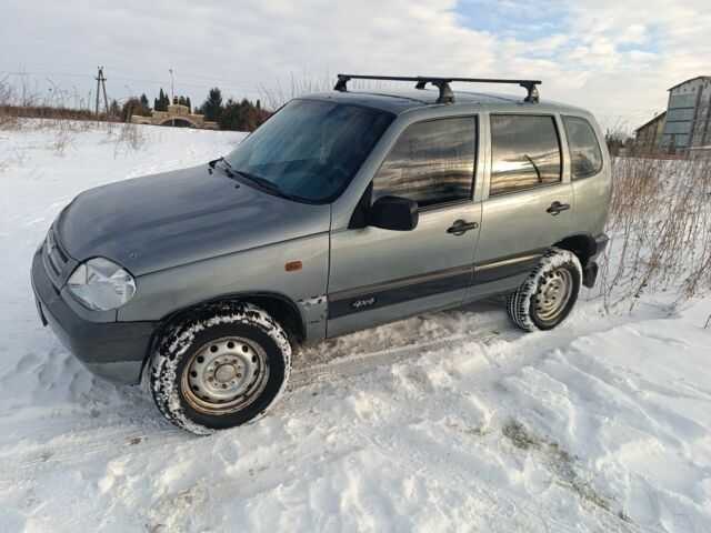 Серый Шевроле Нива, объемом двигателя 0 л и пробегом 140 тыс. км за 3600 $, фото 1 на Automoto.ua