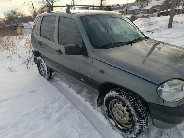 Серый Шевроле Нива, объемом двигателя 0 л и пробегом 140 тыс. км за 3600 $, фото 4 на Automoto.ua