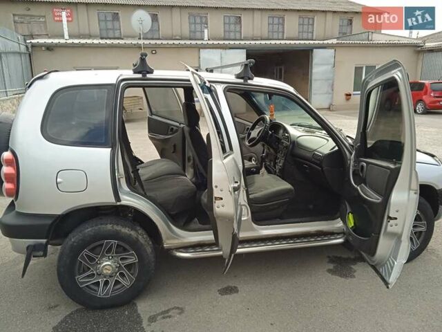 Серый Шевроле Нива, объемом двигателя 1.7 л и пробегом 297 тыс. км за 3000 $, фото 3 на Automoto.ua