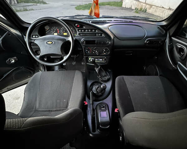 Сірий Шевроле Нива, об'ємом двигуна 1.7 л та пробігом 137 тис. км за 2700 $, фото 16 на Automoto.ua