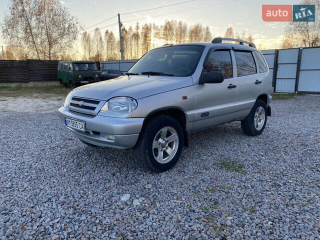 Серый Шевроле Нива, объемом двигателя 1.69 л и пробегом 270 тыс. км за 3350 $, фото 1 на Automoto.ua