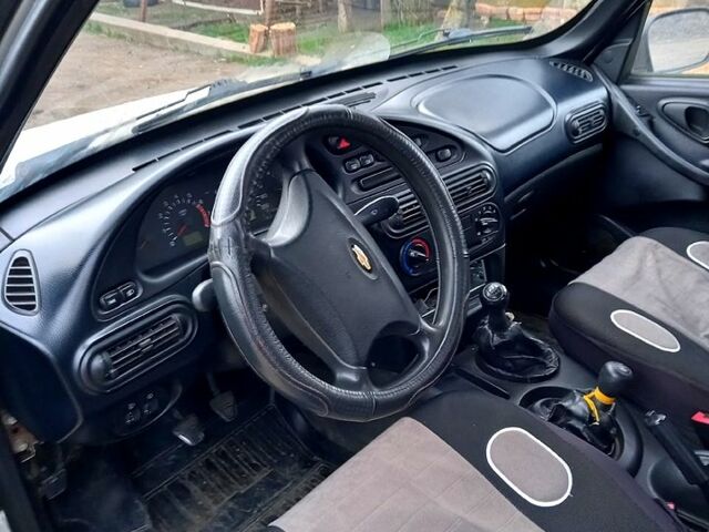 Сірий Шевроле Нива, об'ємом двигуна 1.7 л та пробігом 220 тис. км за 3500 $, фото 1 на Automoto.ua