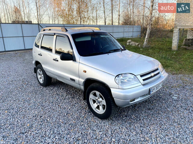 Серый Шевроле Нива, объемом двигателя 1.69 л и пробегом 270 тыс. км за 3350 $, фото 3 на Automoto.ua
