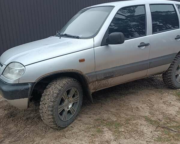 Серый Шевроле Нива, объемом двигателя 1.7 л и пробегом 193 тыс. км за 3000 $, фото 3 на Automoto.ua