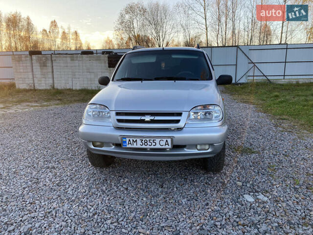 Серый Шевроле Нива, объемом двигателя 1.69 л и пробегом 270 тыс. км за 3350 $, фото 2 на Automoto.ua