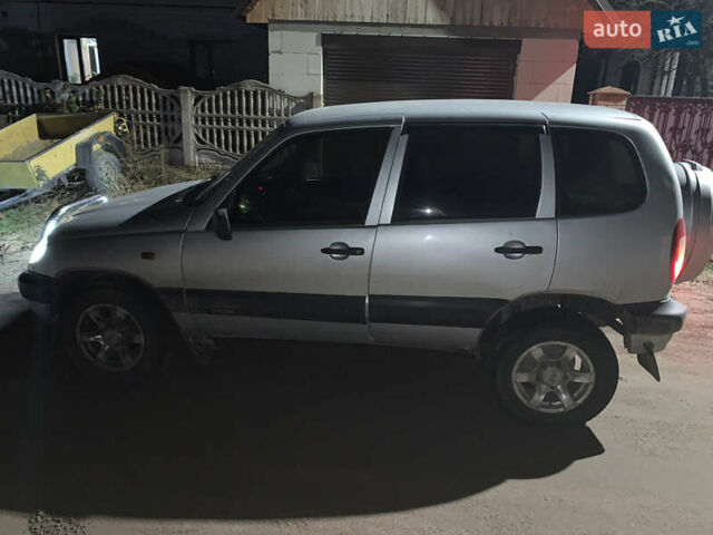 Серый Шевроле Нива, объемом двигателя 1.69 л и пробегом 175 тыс. км за 3000 $, фото 2 на Automoto.ua