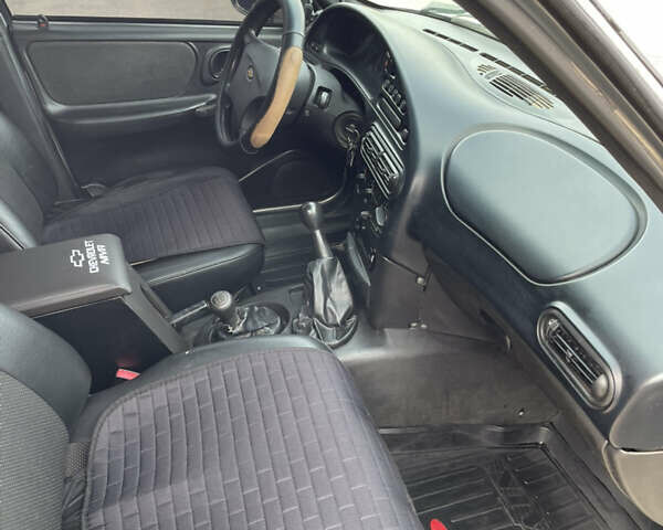 Серый Шевроле Нива, объемом двигателя 1.7 л и пробегом 140 тыс. км за 3800 $, фото 6 на Automoto.ua