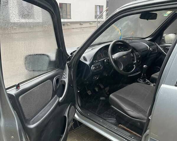 Серый Шевроле Нива, объемом двигателя 1.7 л и пробегом 134 тыс. км за 4950 $, фото 4 на Automoto.ua